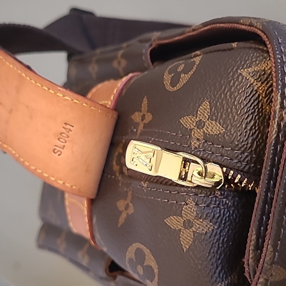 Authentic LOUIS VUITTON Navaiglio - Picture 7 of 17